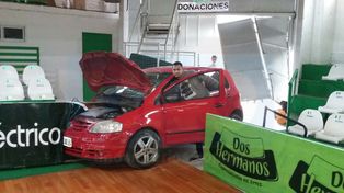 Entró con el auto a la cancha por esquivar un perrito