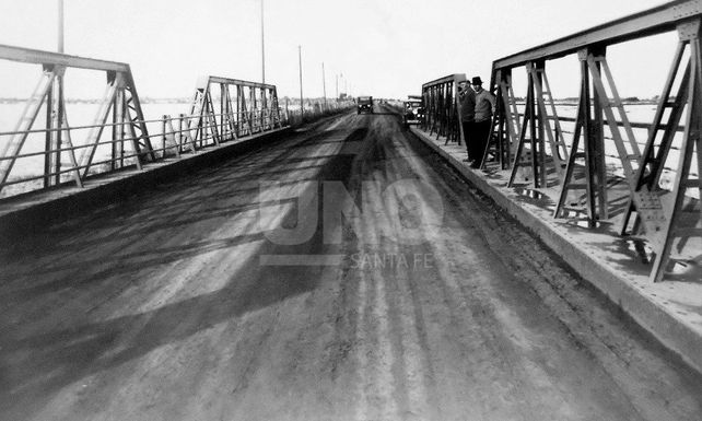 Puente de hierro y camino (ca. 1930) Entre Santo Tomé y Santa Fe.