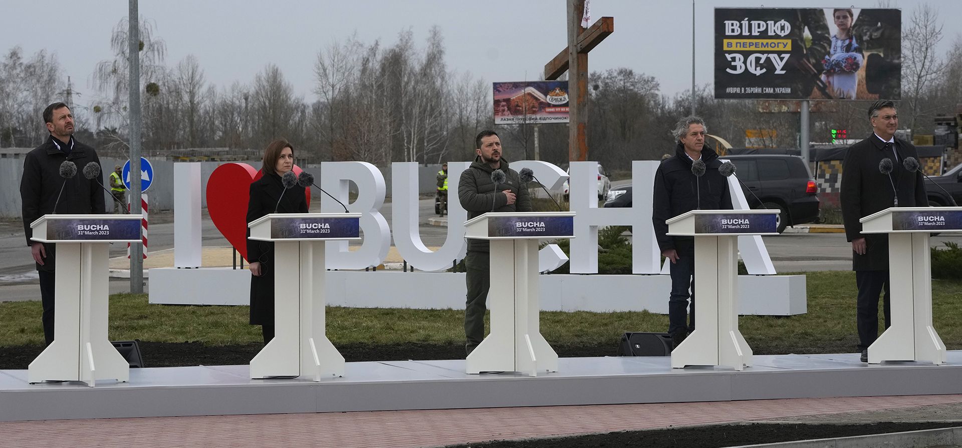 Desde la izquierda, el Primer Ministro de Eslovaquia, Eduard Heger, el Presidente de Moldavia, Maia Sandu, el Presidente de Ucrania, Volodymyr Zelenskyy, el Primer Ministro de Eslovenia, Robert Golob, el Primer Ministro de Croacia, Andrej Plenkovic, asisten a un evento conmemorativo del aniversario de la liberación de los territorios de las tropas rusas en Bucha, en el afueras de Kiev, Ucrania, viernes 31 de marzo de 2023. (Foto AP/Efrem Lukatsky)
