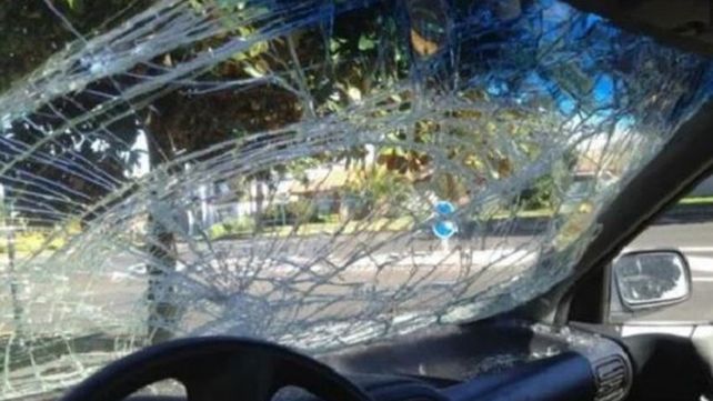 Una mujer de Neuquén no soportó una ofensa machista y le destriozó el parabrisas a piedrazos