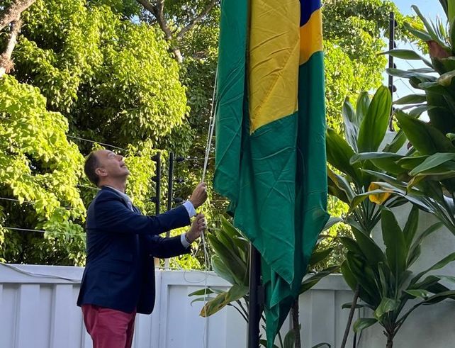 Un funcionario argentino izó la bandera de Brasil en la sede diplomática nacional antes de partir rumbo a Portugal.