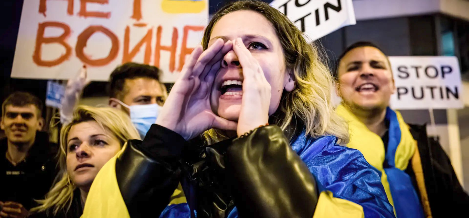 Manifestantes corean consignas frente a la embajada rusa en Madrid, España. Fotografía: Diego Radamés/SOPA Images/Rex/Shutterstock 