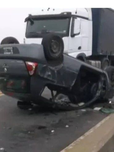 Puente Victoria - Rosario cortado tras un vuelco: cuatro heridos