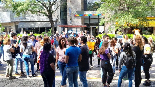 Trabajadores suplentes de Salud se concentraron en calle 25 de mayo