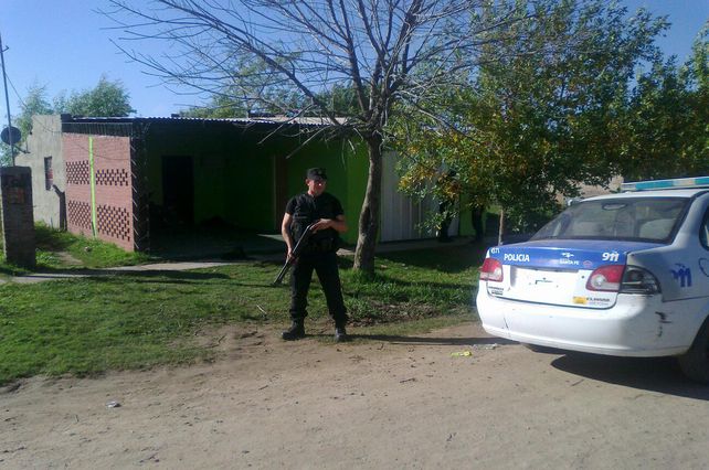 Presencia. La Policía patrulla la zona adonde se desencadenó la pueblada.