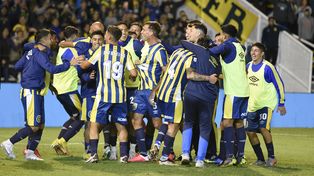Los futbolistas canallas celebras tras el triunfo ajustado pero justo logrado ante Independiente.