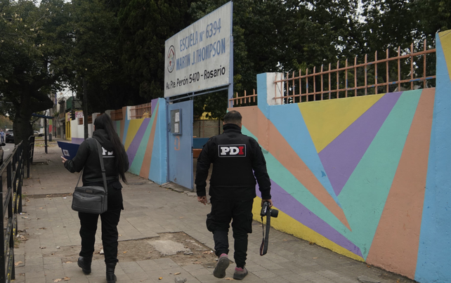 DI en una de las escuelas vandalizadas