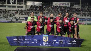 Primeros once de 2024. Ante el Ferroviario en el estreno del año jugaron: Macagno, Velázquez, Schor, Soleto, Glavinovich, Díaz (arriba), Martino, May, Aguirre, Banega y Armando Méndez (abajo). &nbsp; &nbsp;
