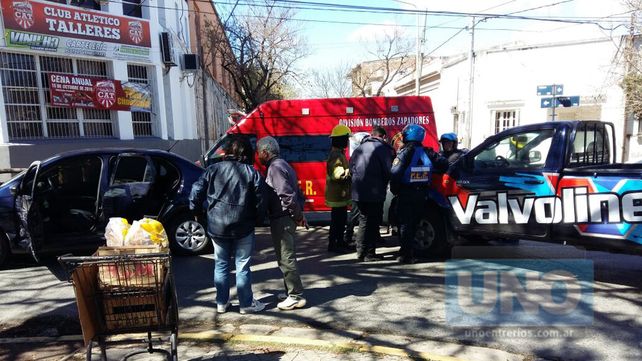 Socorrieron a una mujer atrapada en el interior de un vehículo