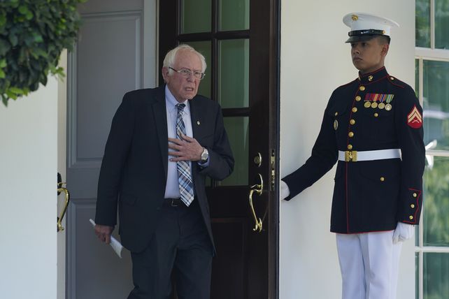 Bernie Sanders sale de la reunión privada con el presidente Biden.&nbsp;