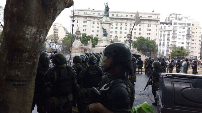 Así reprimió Gendarmería la marcha de abrazo al Congreso