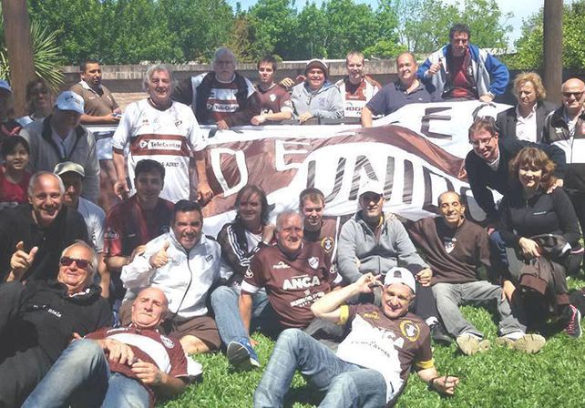 Algunos hinchas con su familia