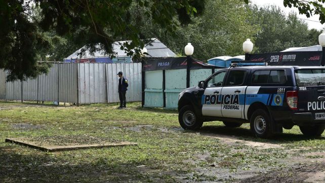 Efectivos de la Federal durante el allanamiento realizado esta mañana en Punta Stage.