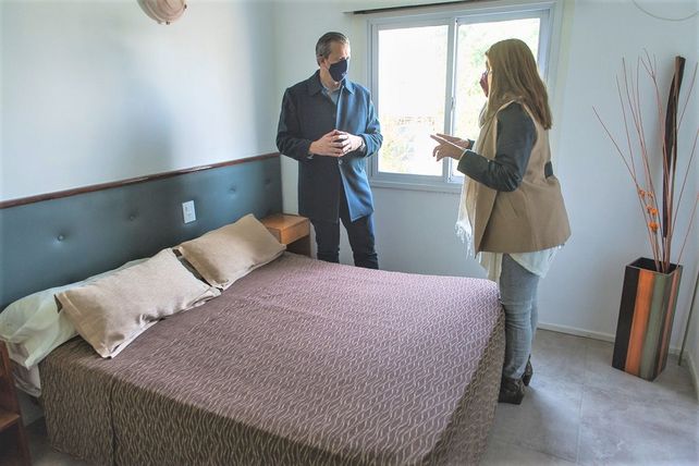 El intendente de Paran&aacute; visit&oacute; las habitaciones para ailar a los pacientes.