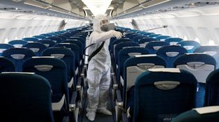 Una mujer fue condenada a prisión por viajar en avión y ocultar que tenía coronavirus