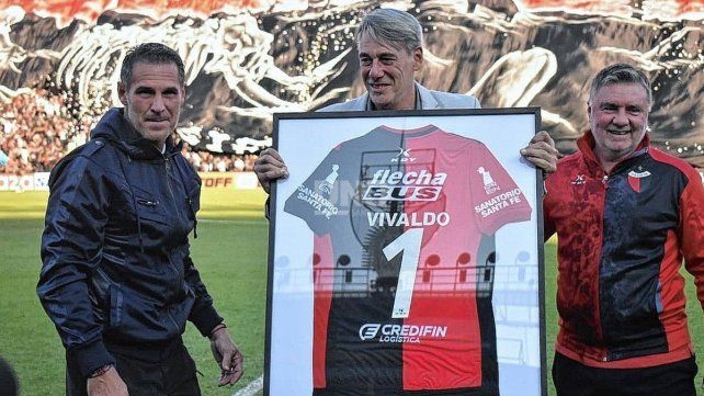 Colón homenajeó al Flaco Vivaldo