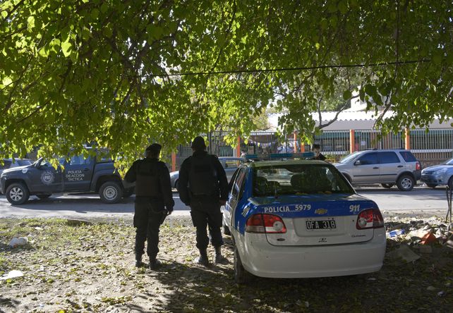 Efectivos de la Policía de Acción Táctica ayer frente a la escuela de Alice y Lamadrid.&nbsp;