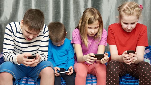 Infancias en riesgo silencioso: La amenaza para los chicos ya no está en la calle, sino en la pantalla