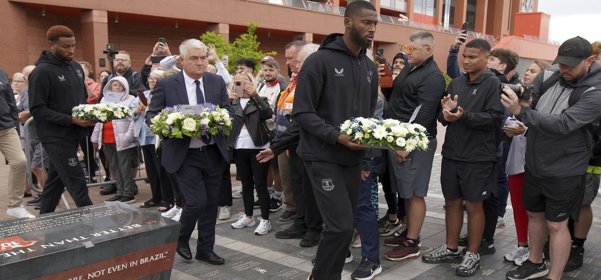 El jugador del Everton Youssef Chermiti (izquierda), el seleccionador de fútbol de Inglaterra Ian Snodin y el jugador del Everton Beto (derecha) dejan un homenaje en memoria del jugador del Liverpool Diogo Jota en el estadio Anfield, sede del Liverpool FC, el viernes 4 de julio de 2025. (Foto AP/Ian Hodgson) El jugador del Everton Youssef Chermiti (izquierda), el seleccionador de fútbol de Inglaterra Ian Snodin y el jugador del Everton Beto (derecha) dejan un homenaje en memoria del jugador del Liverpool Diogo Jota en el estadio Anfield, sede del Liverpool FC, el viernes 4 de julio de 2025. (Foto AP/Ian Hodgson)