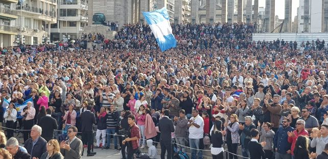 Iglesias evangélicas cristianas de Rosario se convocaron en el Monumento para orar por la Argentina