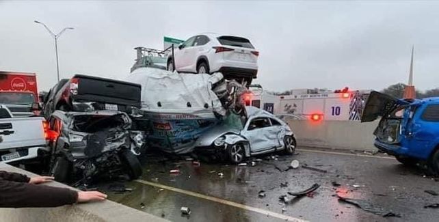 Al menos 5 muertos y decenas de heridos en un accidente con casi 100 autos