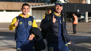 Maximiliano Lovera y Damián Martínez exhiben este lunes a la tarde toda su confianza en el aeropuerto de Rosario al abordar el avión que los lleva a Montevideo.&nbsp;
