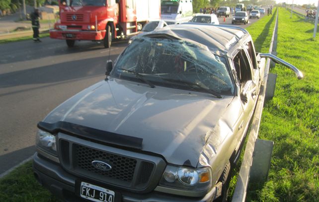 Siniestro. Sobre la banquina de Circunvalación y Bermúdez quedaron los restos de un antifaz usado como cotillón en la fiesta de 15 de donde venían las víctimas. Todo voló en el accidente. (Foto / Gentileza: Rubén Palomo Lescano)