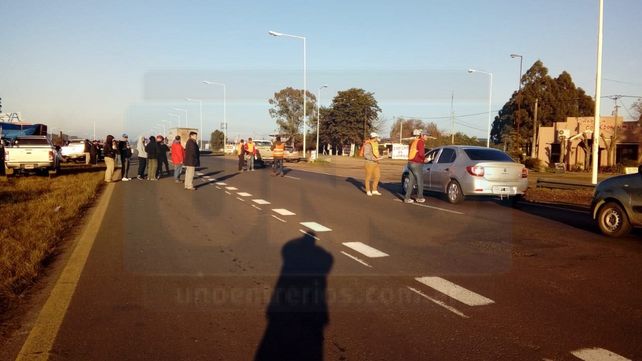 Propietarios de aserraderos de Concordia cortan la Ruta 14