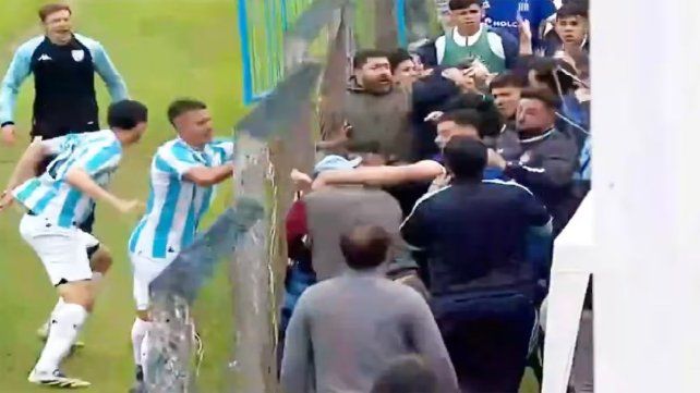 Escándalo: integrantes del cuerpo técnico de Talleres terminaron a las trompadas con hinchas de Atlético Tucumán
