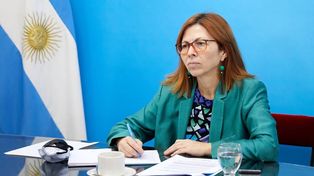 La titular del Banco Nación, Silvina Batakis, fue denunciada por la diputada nacional Graciela Ocaña (Juntos por el Cambio) por supuesto fraude e irregularidades en la entidad bancaria. De acuerdo al documento presentado en la Justicia, Batakis habría contratado a su ex marido, Héctor Javier Silva, en un puesto estratégico y a una numeróloga conocida en redes sociales sin haber notificado al directorio del banco.&nbsp;