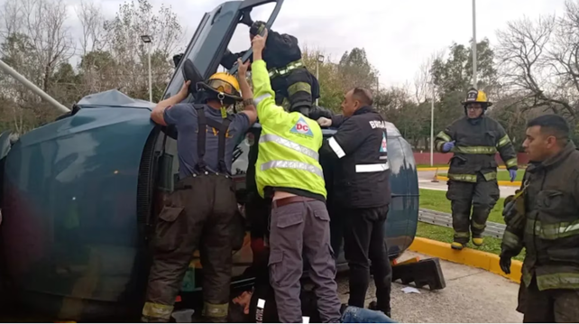 Video: fue a rendir para sacar la licencia de conducir y volcó