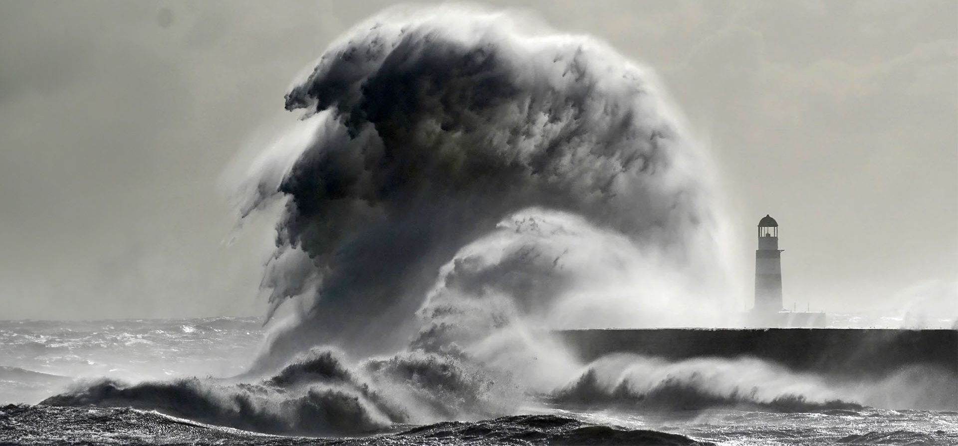 Las olas chocan contra el faro en el puerto de Seaham, en el condado de Durham, Inglaterra, el viernes 27 de septiembre de 2024. (Owen Humphreys/PA vía AP) Las olas chocan contra el faro en el puerto de Seaham, en el condado de Durham, Inglaterra, el viernes 27 de septiembre de 2024. (Owen Humphreys/PA vía AP)