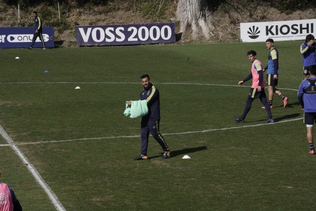 Carlos Tevez se la pasó dando órdenes, buscando el máximo de intensidad de sus futbolistas.
