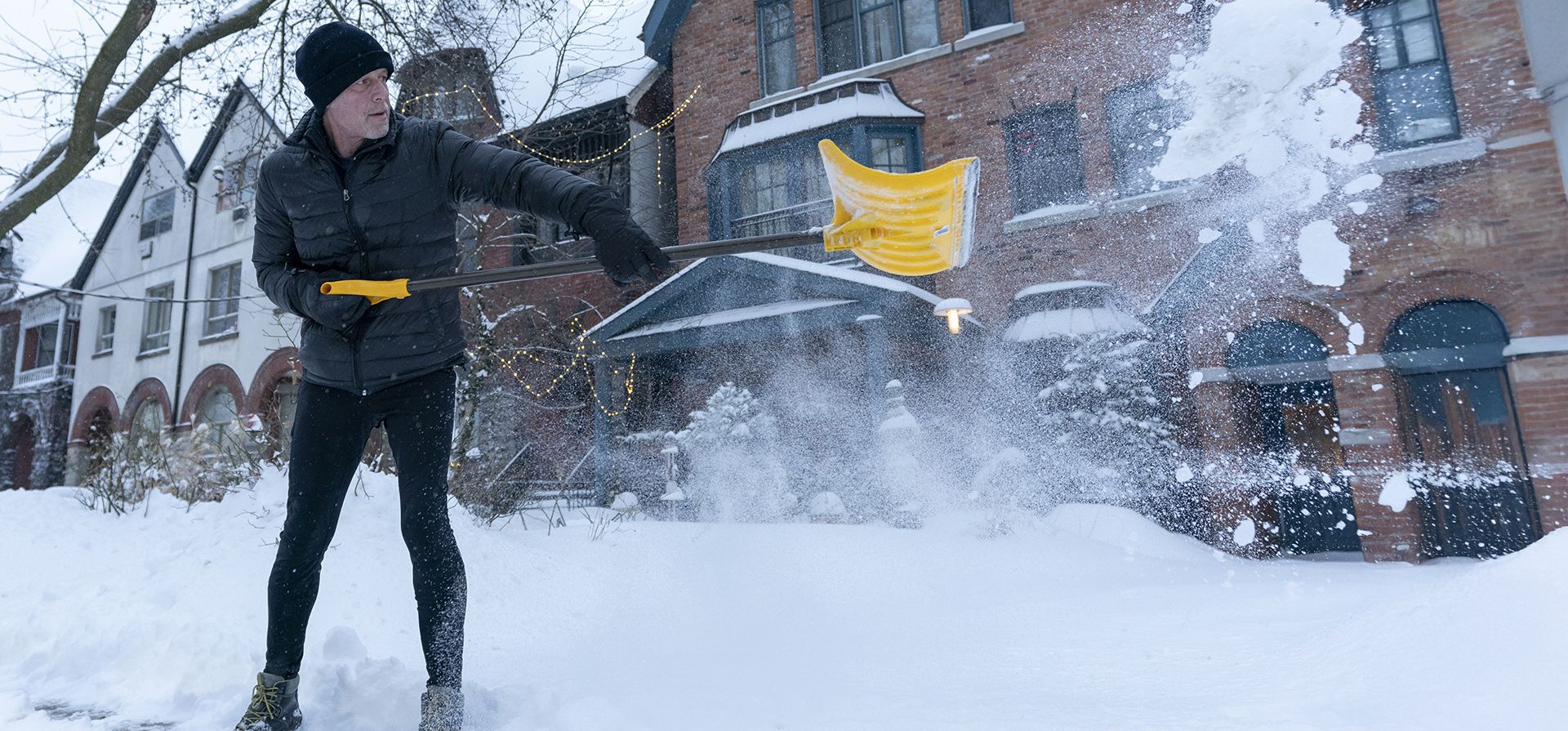 Un hombre limpia la acera con una pala después de una fuerte nevada en Toronto, el jueves 13 de febrero de 2025. (Arlyn McAdorey/The Canadian Press vía AP) Un hombre limpia la acera con una pala después de una fuerte nevada en Toronto, el jueves 13 de febrero de 2025. (Arlyn McAdorey/The Canadian Press vía AP)