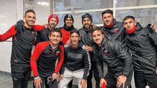 Rodrigo Aliendro pasó a saludar a sus compañeros de Colón antes de unirse a River.