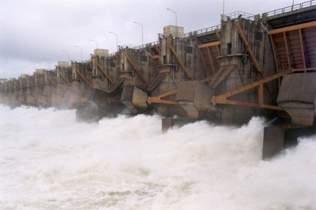 La represa Yacyretá suspendió las visitas por la crecida del río Paraná.