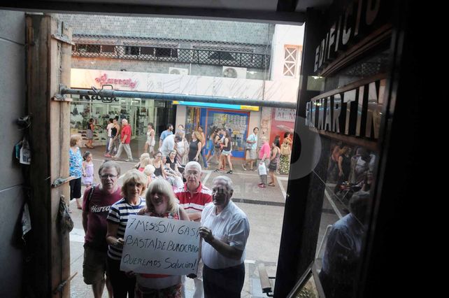 Reunión. El reclamo estuvo encabezado por gran parte de los vecinos afectados y algunos de sus amigos y familiares.