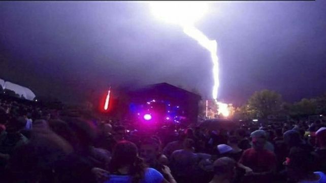 vivir para contarla. El rayo cayó en la madrugada de ayer durante la fiesta electrónica en Buenos Aires.