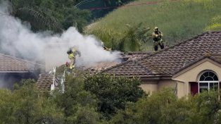 California: una avioneta cayó sobre dos casas