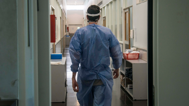 Los trabajadores de la salud sienten preocupación ya que deben internar en terapia intensiva a personas de menos de 30 años.