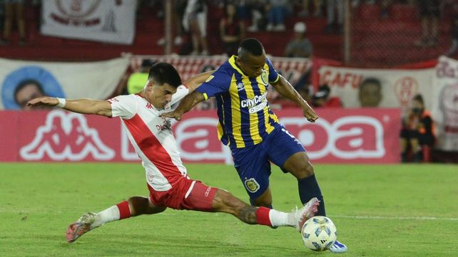 César Ibáñez y Jaminton Campaz pelean por la pelota. Central no la pasa bien ante Huracán en el Ducó.