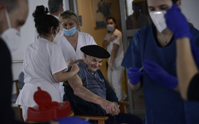 Un abuelo es vacunado con la vacuna Pfizer contra el coronavirus, en Erro, a unos 35 kms. de Pamplona, norte de España.