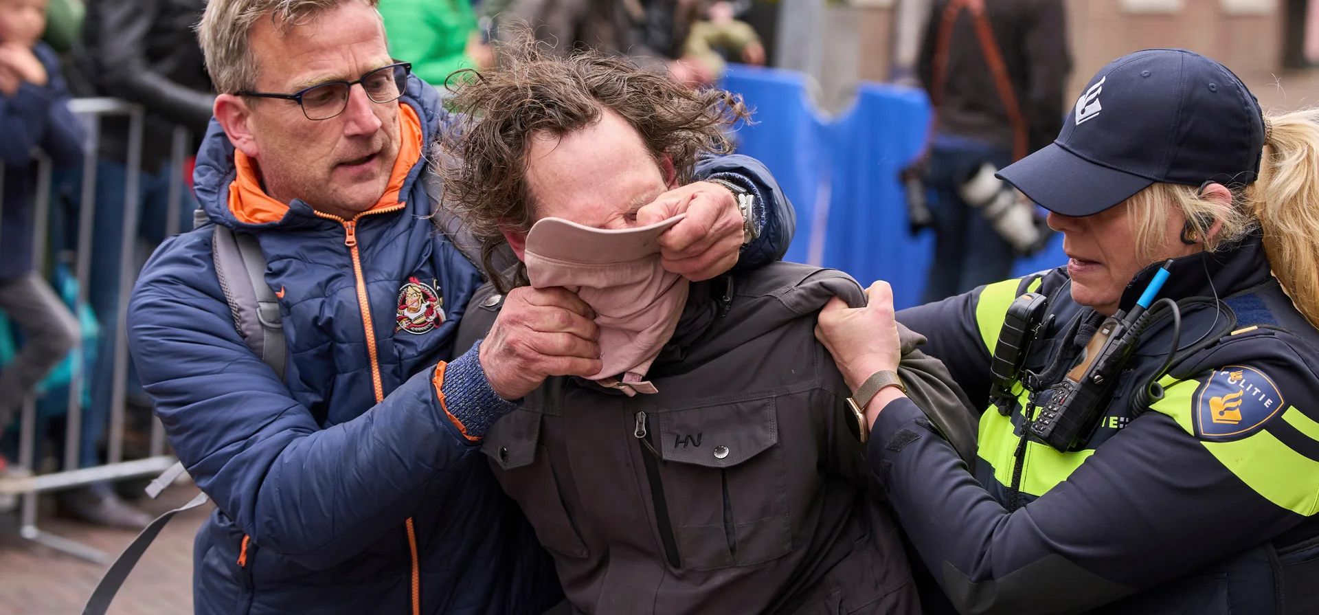 La policía holandesa detiene a un manifestante propalestino que gritaba consignas mientras decenas de veteranos de la Segunda Guerra Mundial se reunían para celebrar el Día de la Liberación, Wageningen, Países Bajos. Fotografía: Peter Dejong/AP La policía holandesa detiene a un manifestante propalestino que gritaba consignas mientras decenas de veteranos de la Segunda Guerra Mundial se reunían para celebrar el Día de la Liberación, Wageningen, Países Bajos. Fotografía: Peter Dejong/AP