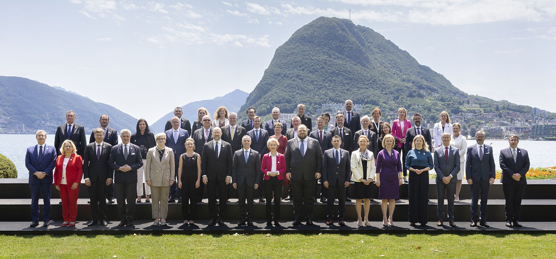 Irene Kaelin, presidenta del Consejo Nacional de Suiza, Denys Shmyhal, primer ministro de Ucrania, Ignazio Cassis, presidente de Suiza, ministra de Asuntos Exteriores, Ursula Von der Leyen, presidenta de la Comisión Europea, Ruslan Stefanchuk, presidente de la Verjovna Rada de Ucrania, centro de izquierda a derecha , posa para una foto grupal oficial junto a los jefes de las delegaciones durante la Conferencia de Recuperación de Ucrania URC, el lunes 4 de julio de 2022 en Lugano, Suiza.