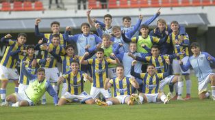 Los chicos de Central celebran la victoria ante Estudiantes, que les sirvió para meterse entre los cuatro mejores del torneo.