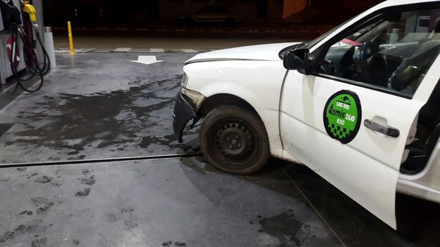 Un auto se quedó sin frenos y chocó contra una estación de servicio