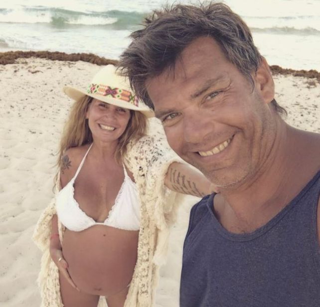 Flor Peña posó en modo vacaciones junto a su pareja, sus hijos y su enorme panza