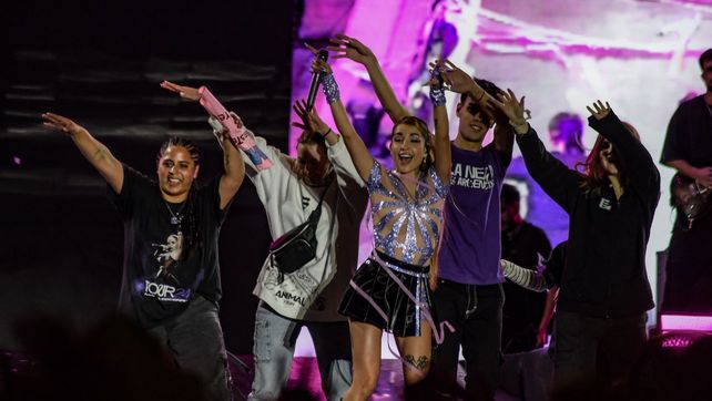 María Becerra junto a un grupo de fanáticos que subió al escenario para bailar con ella en la sección de cumbias