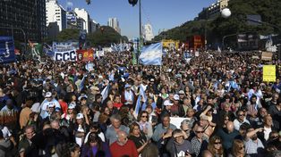 Multitudinaria marcha de actores y la oposición contra del acuerdo con el FMI