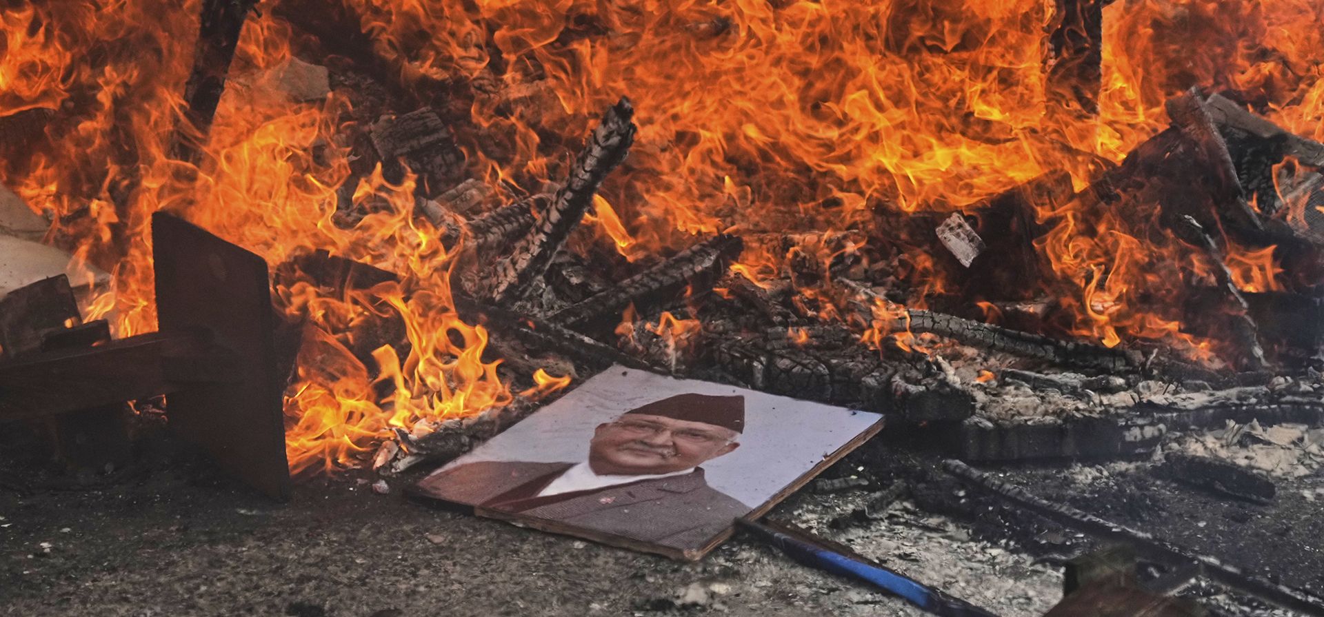 Manifestantes queman una fotografía del primer ministro de Nepal, Khadga Prasad Oli, en el Singha Durbar, en la sede de los ministerios y oficinas del gobierno nepalí, durante una protesta contra la prohibición de las redes sociales en Katmandú, Nepal, el martes 9 de septiembre de 2025. (Foto AP/Niranjan Shrestha) Manifestantes queman una fotografía del primer ministro de Nepal, Khadga Prasad Oli, en el Singha Durbar, en la sede de los ministerios y oficinas del gobierno nepalí, durante una protesta contra la prohibición de las redes sociales en Katmandú, Nepal, el martes 9 de septiembre de 2025. (Foto AP/Niranjan Shrestha)